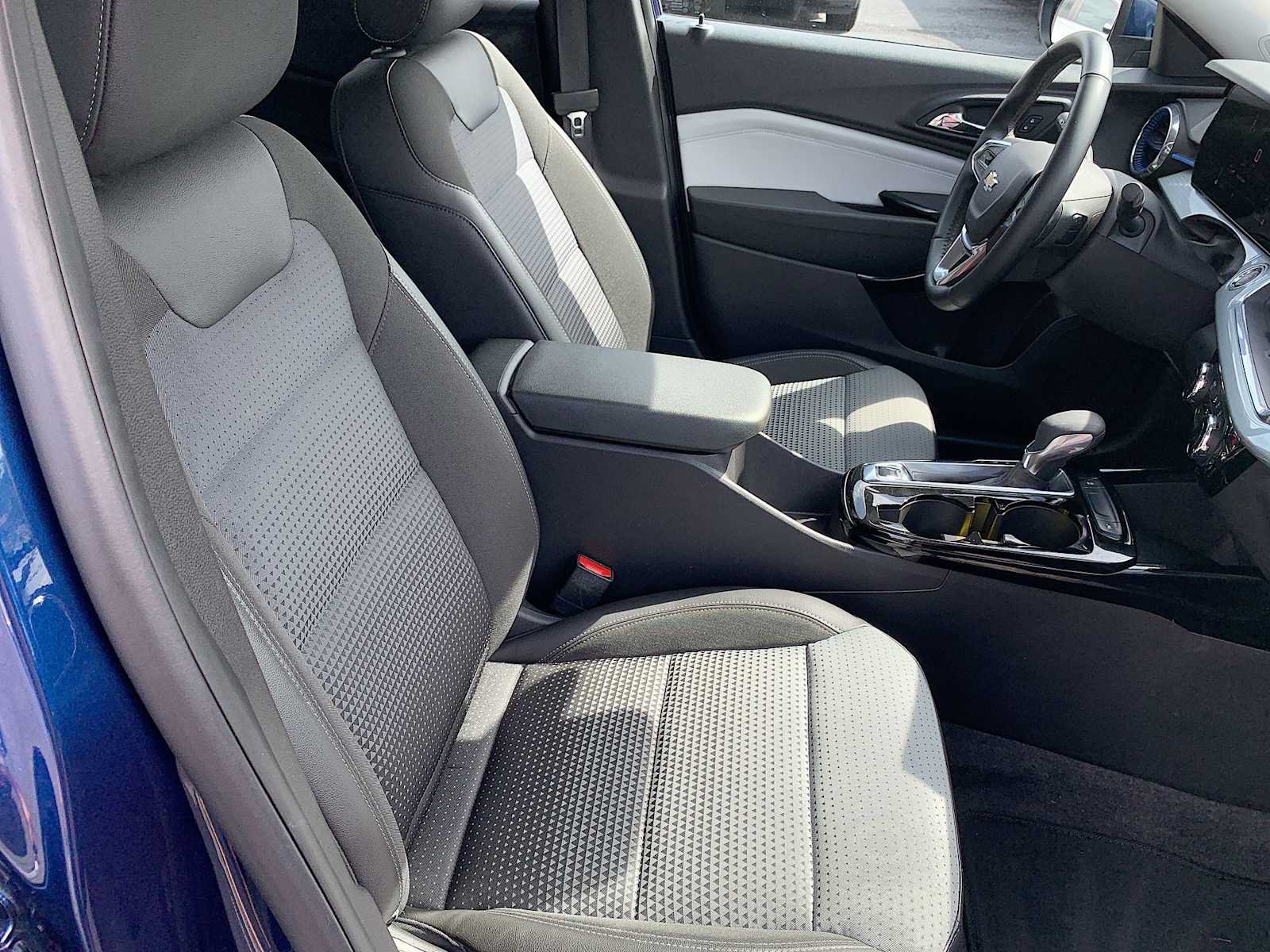 Certified 2024 Chevrolet Trax LT w/ LT Convenience Package FWD image 25