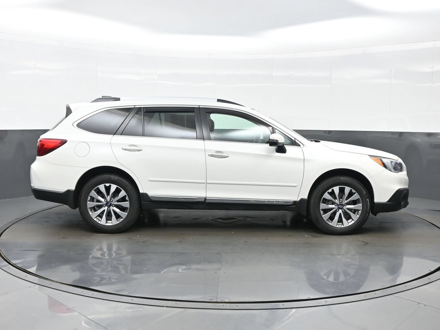 Used 2017 Subaru Outback 2.5i Touring w/ Popular Package #5A AWD/4WD image 7
