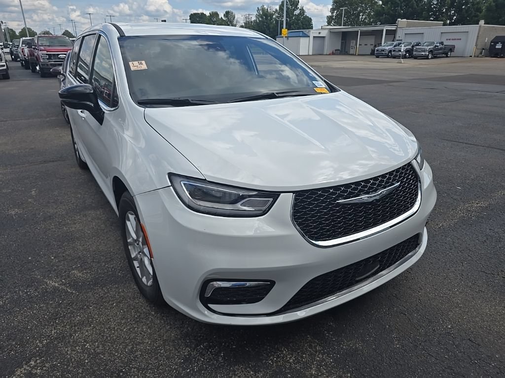 Used 2026 Chrysler Pacifica Select