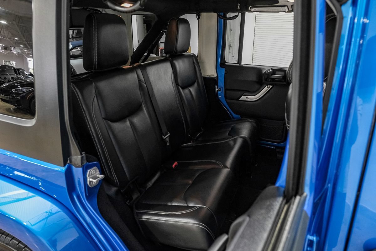Used 2015 Jeep Wrangler Unlimited Sahara w/ Connectivity Group AWD/4WD image 31