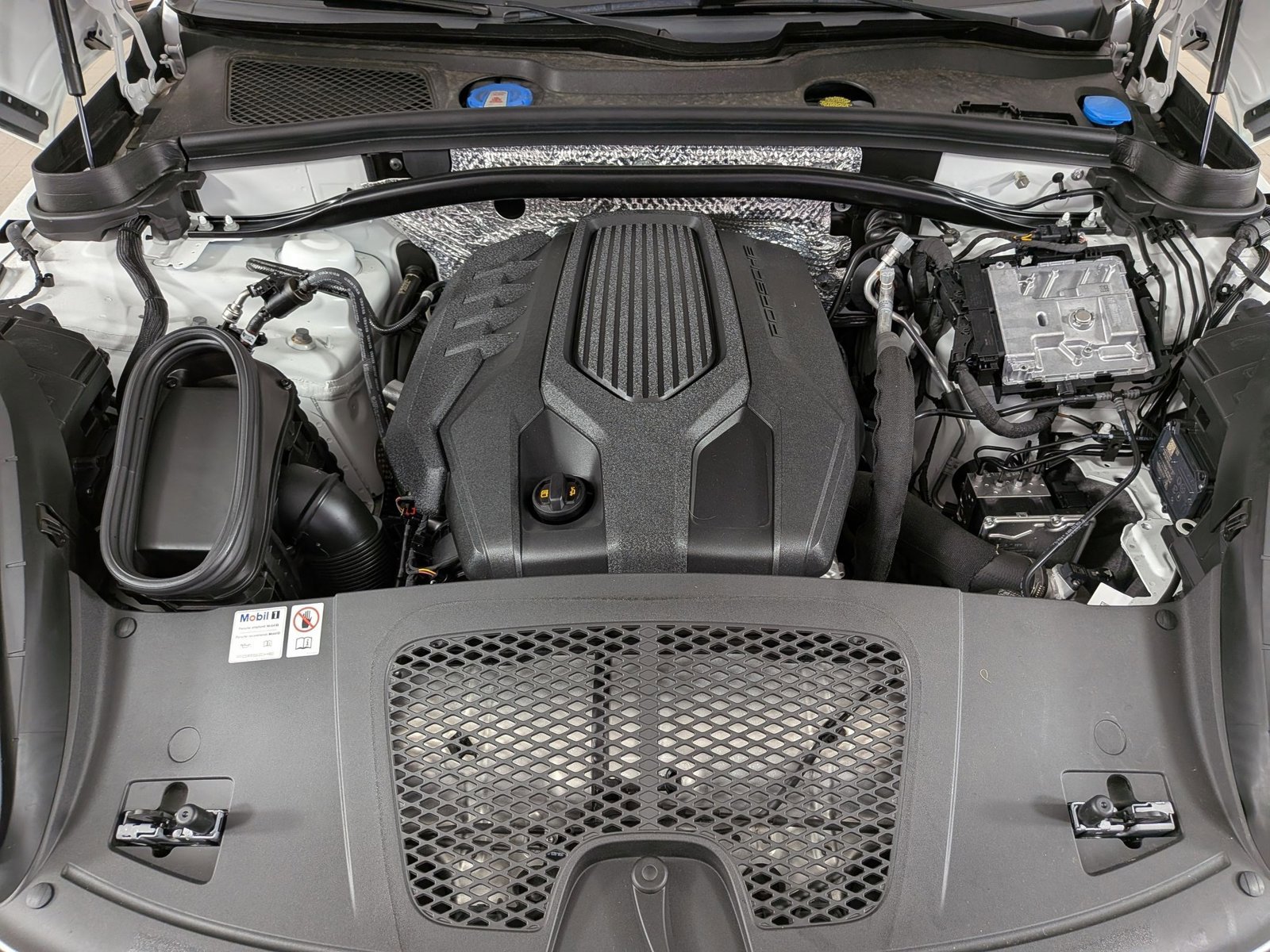 Certified 2025 Porsche Macan AWD/4WD image 23