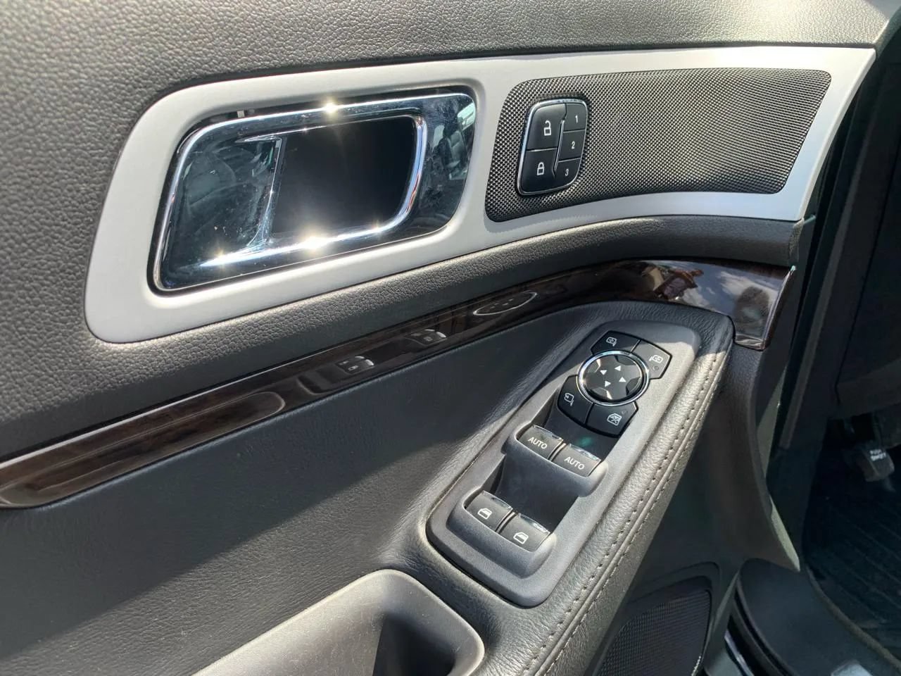 Used 2015 Ford Explorer Limited w/ Equipment Group 302A FWD image 18