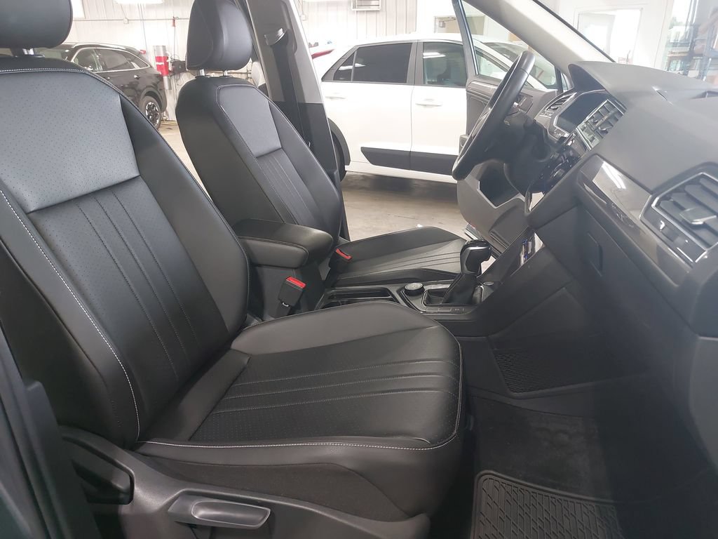 Used 2022 Volkswagen Tiguan SE AWD/4WD image 10