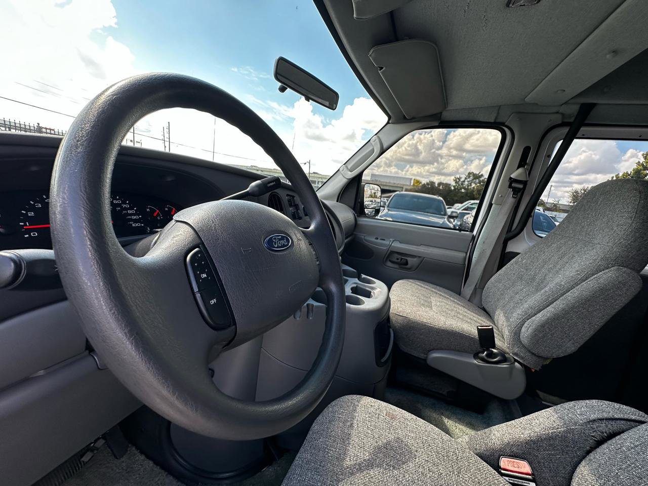 Used 2004 Ford E-250 and Econoline 250 Extended RWD image 27