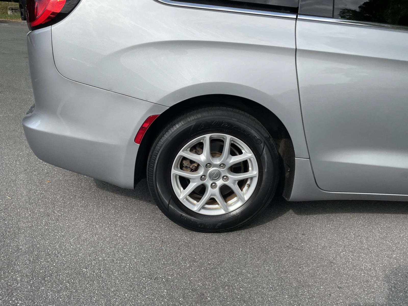 Used 2018 Chrysler Pacifica Touring FWD image 7