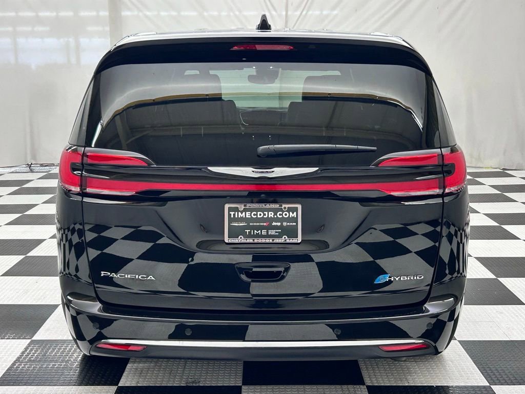 Used 2025 Chrysler Pacifica Select image 6