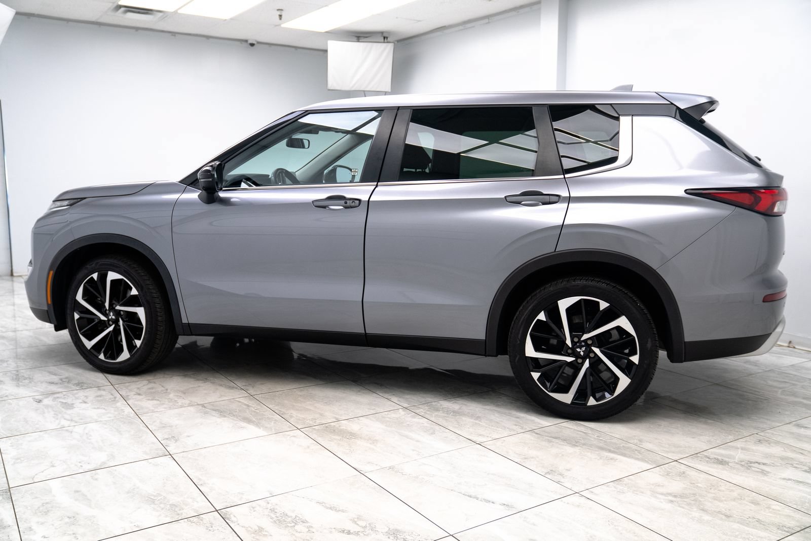 Used 2022 Mitsubishi Outlander SE AWD/4WD image 3