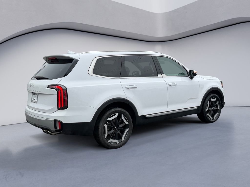 Used 2023 Kia Telluride EX w/ EX Captain's Chair Package image 5