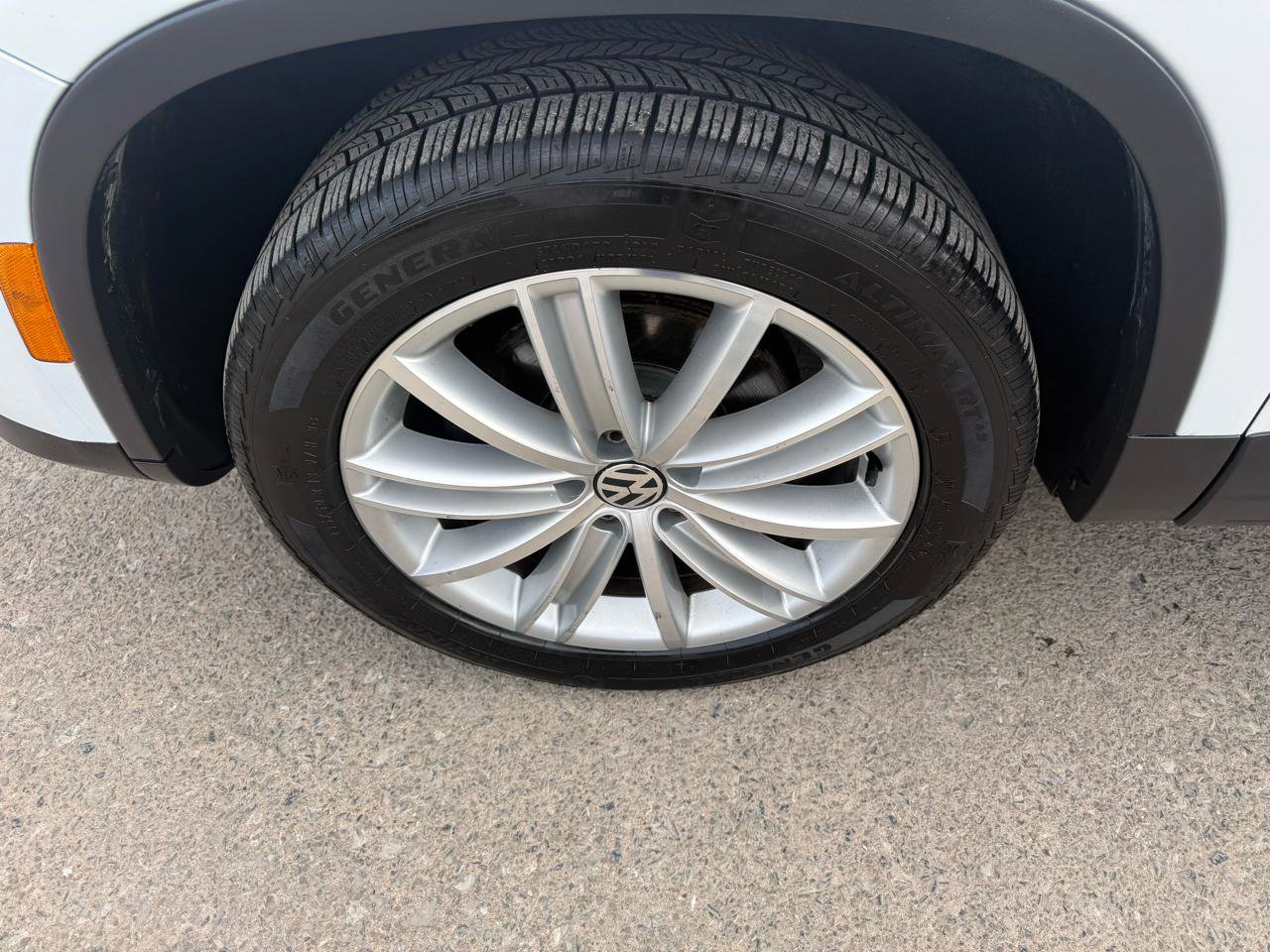 Used 2016 Volkswagen Tiguan SE image 12