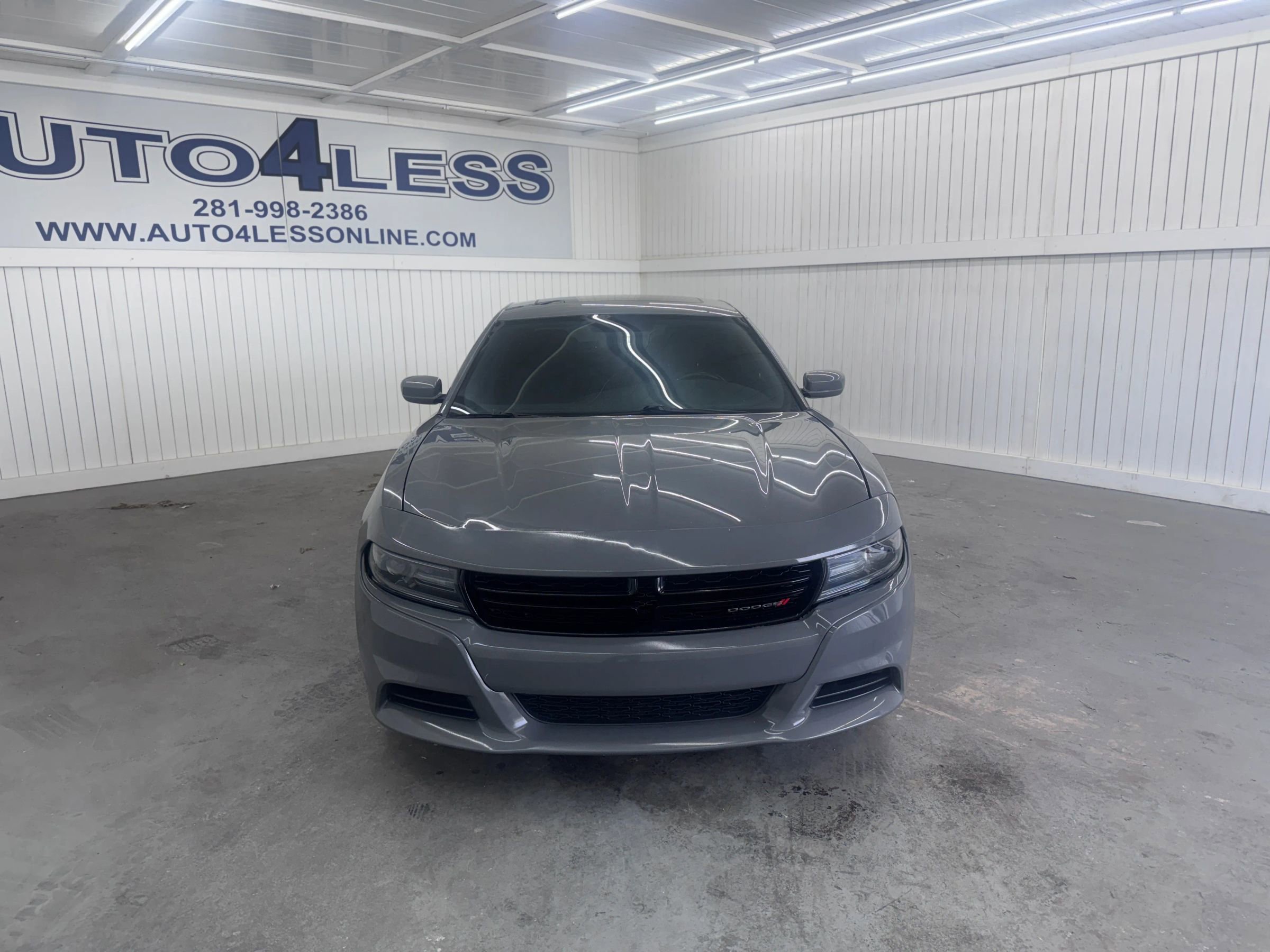 Used 2019 Dodge Charger SXT RWD image 2