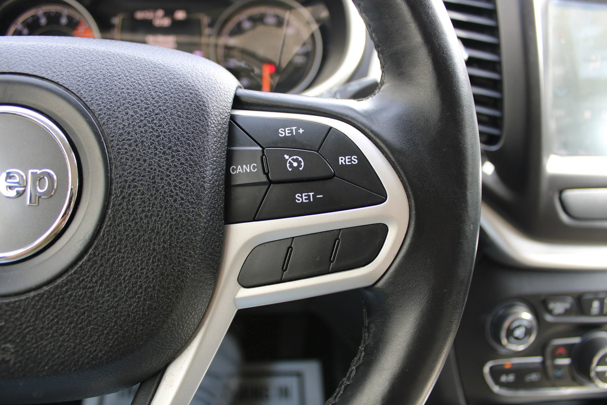 Used 2017 Jeep Cherokee Latitude w/ Comfort/Convenience Group image 15