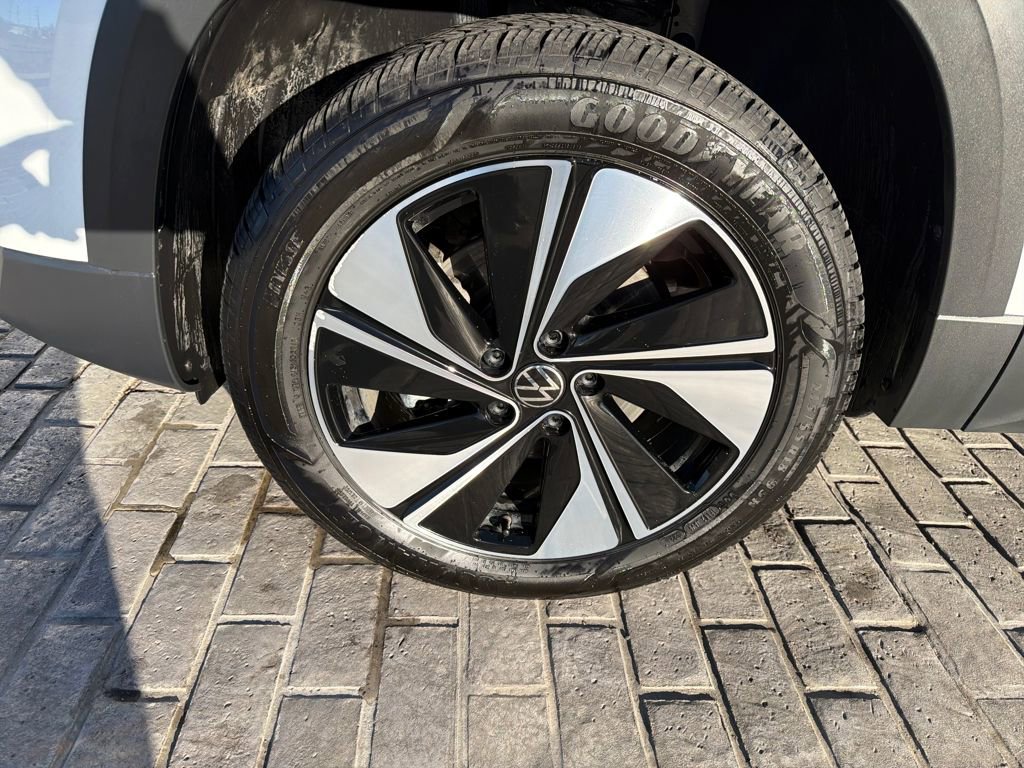 Certified 2025 Volkswagen Taos SE image 28