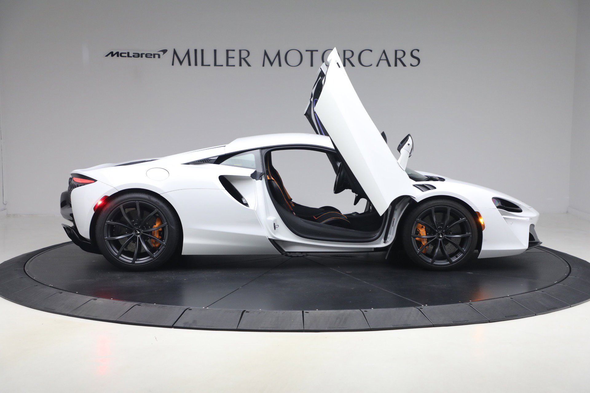 Used 2023 McLaren Artura RWD image 19