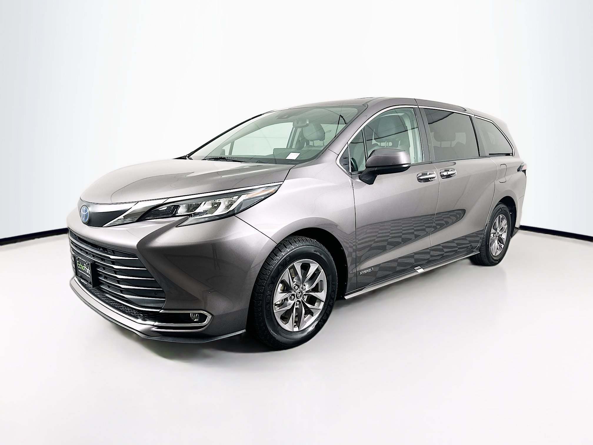 Used 2021 Toyota Sienna XLE image 3