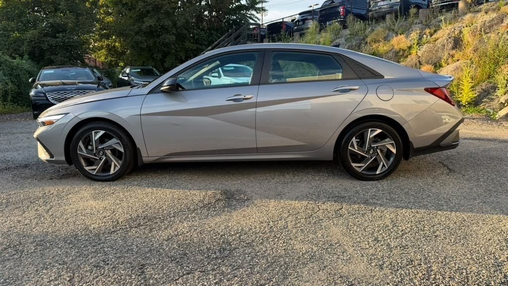 Certified 2025 Hyundai Elantra Sport FWD image 3