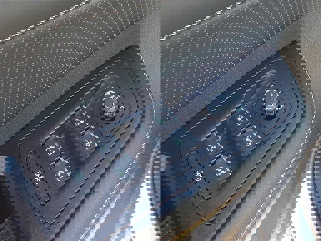 Used 2024 Volkswagen Atlas SE image 15