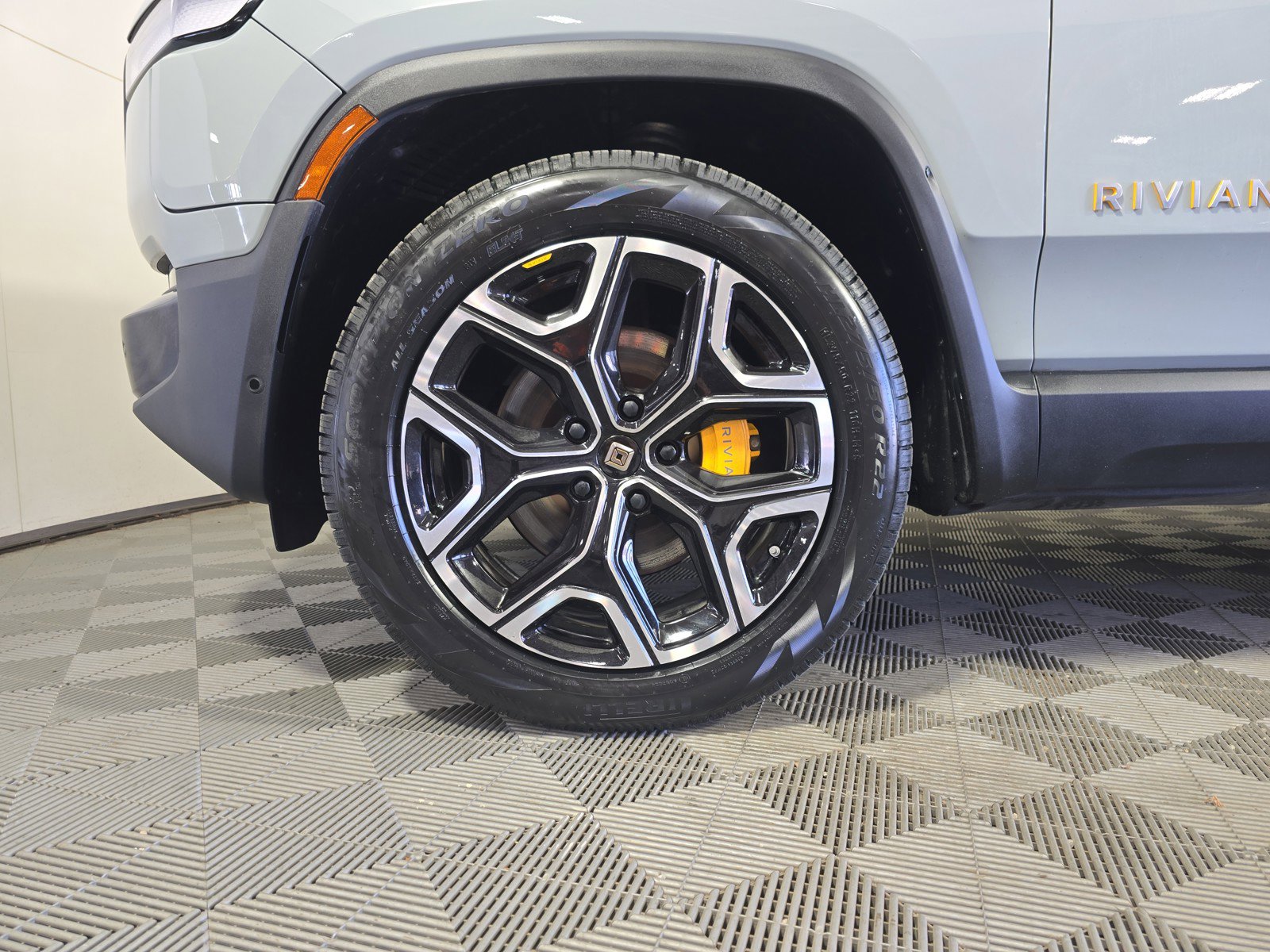 Used 2022 Rivian R1S Launch Edition image 9