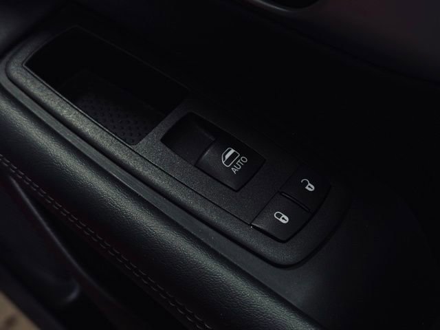 Used 2025 Chrysler Pacifica Limited image 18