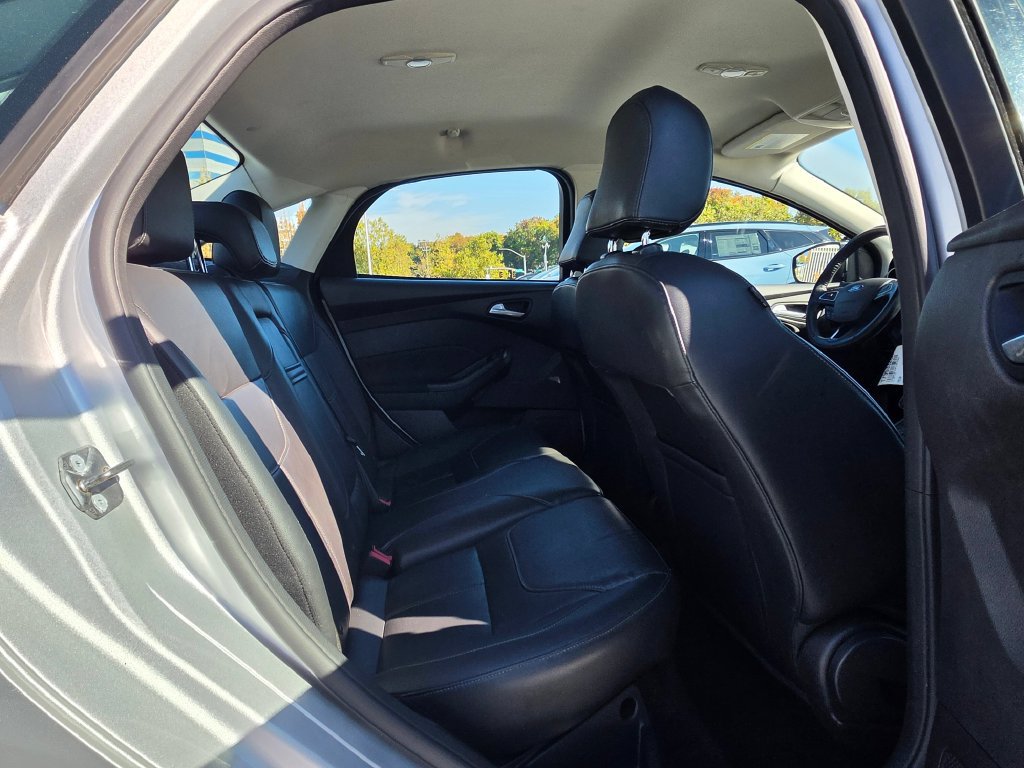 Used 2015 Ford Focus SE w/ Equipment Group 201A FWD image 12