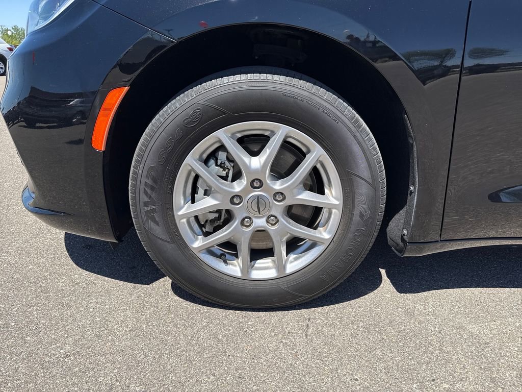 Used 2024 Chrysler Pacifica Touring-L FWD image 34