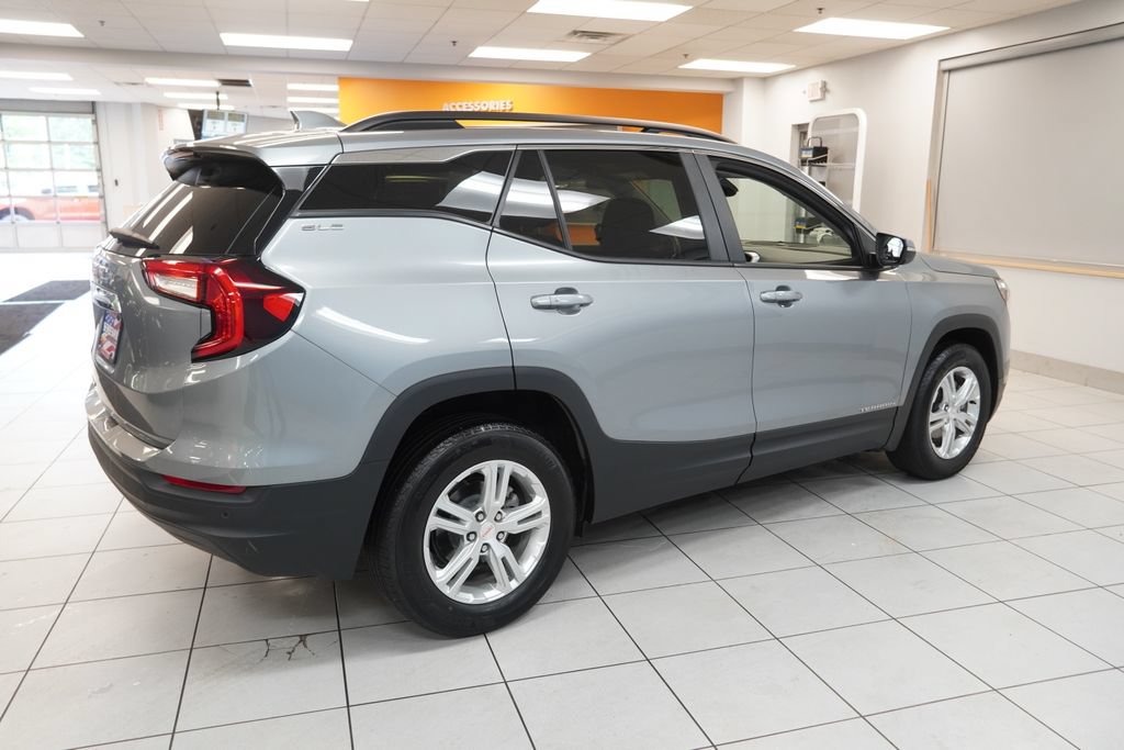 Used 2024 GMC Terrain SLE w/ Driver Convenience Package FWD image 13