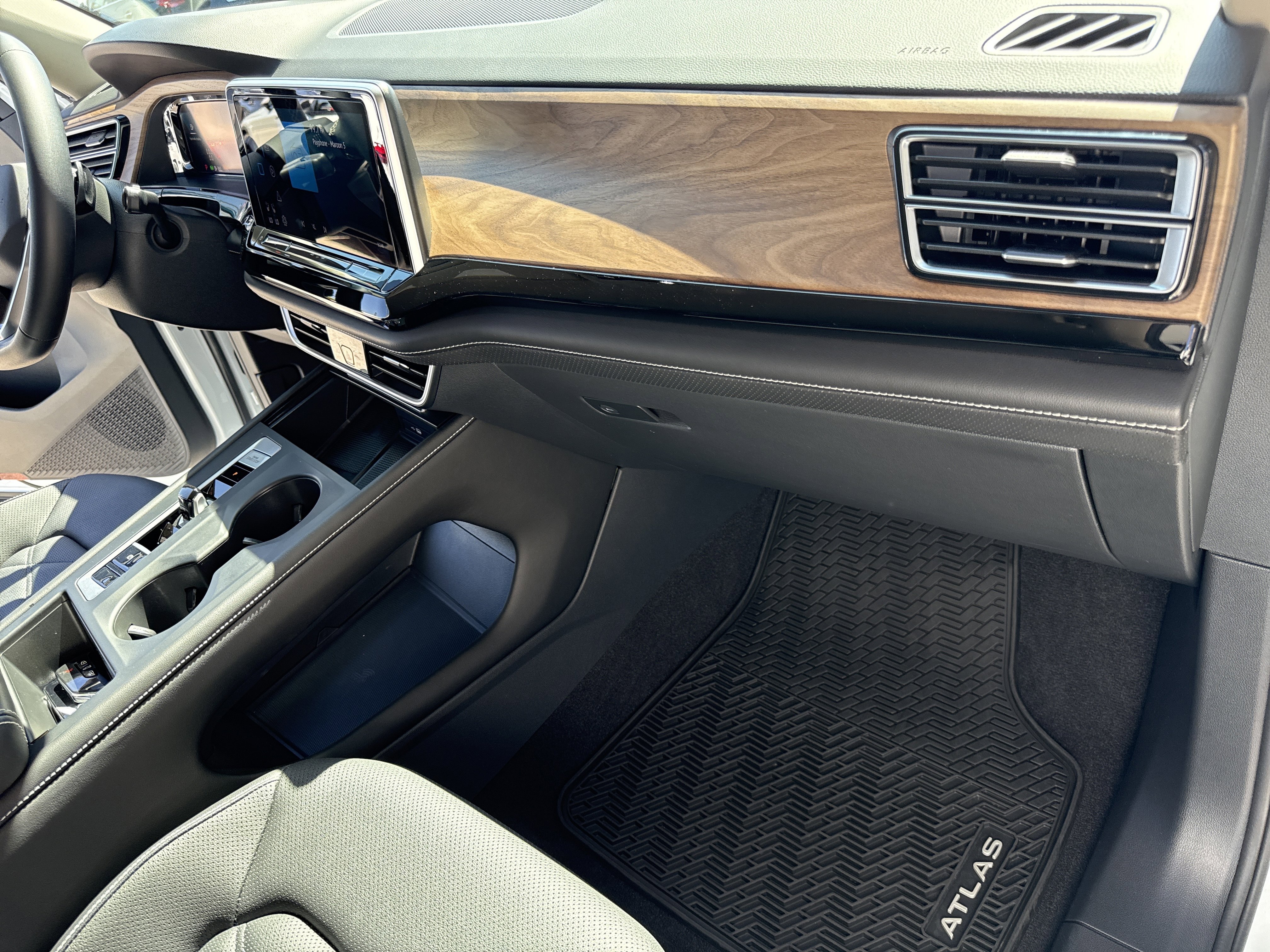 Used 2024 Volkswagen Atlas SE FWD image 16