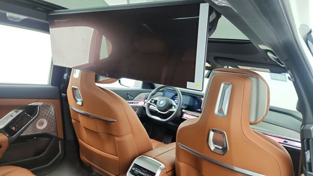 Used 2023 BMW i7 xDrive60 w/ Executive Package 2 image 28