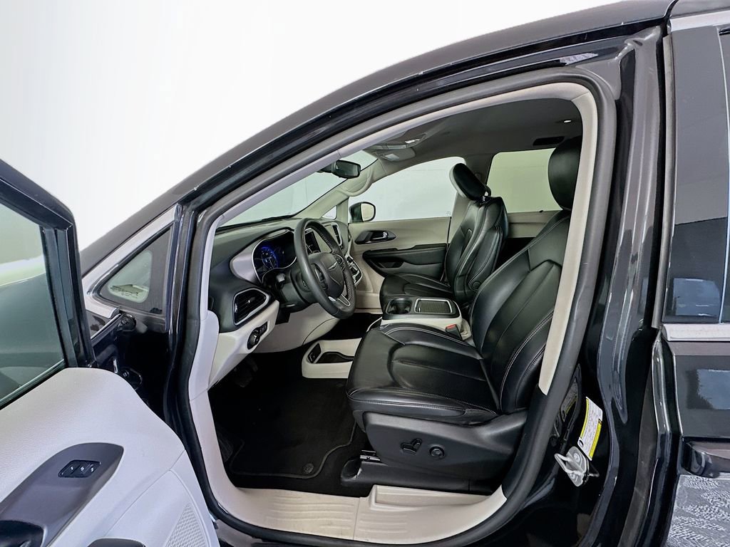 Used 2023 Chrysler Pacifica Touring-L image 19