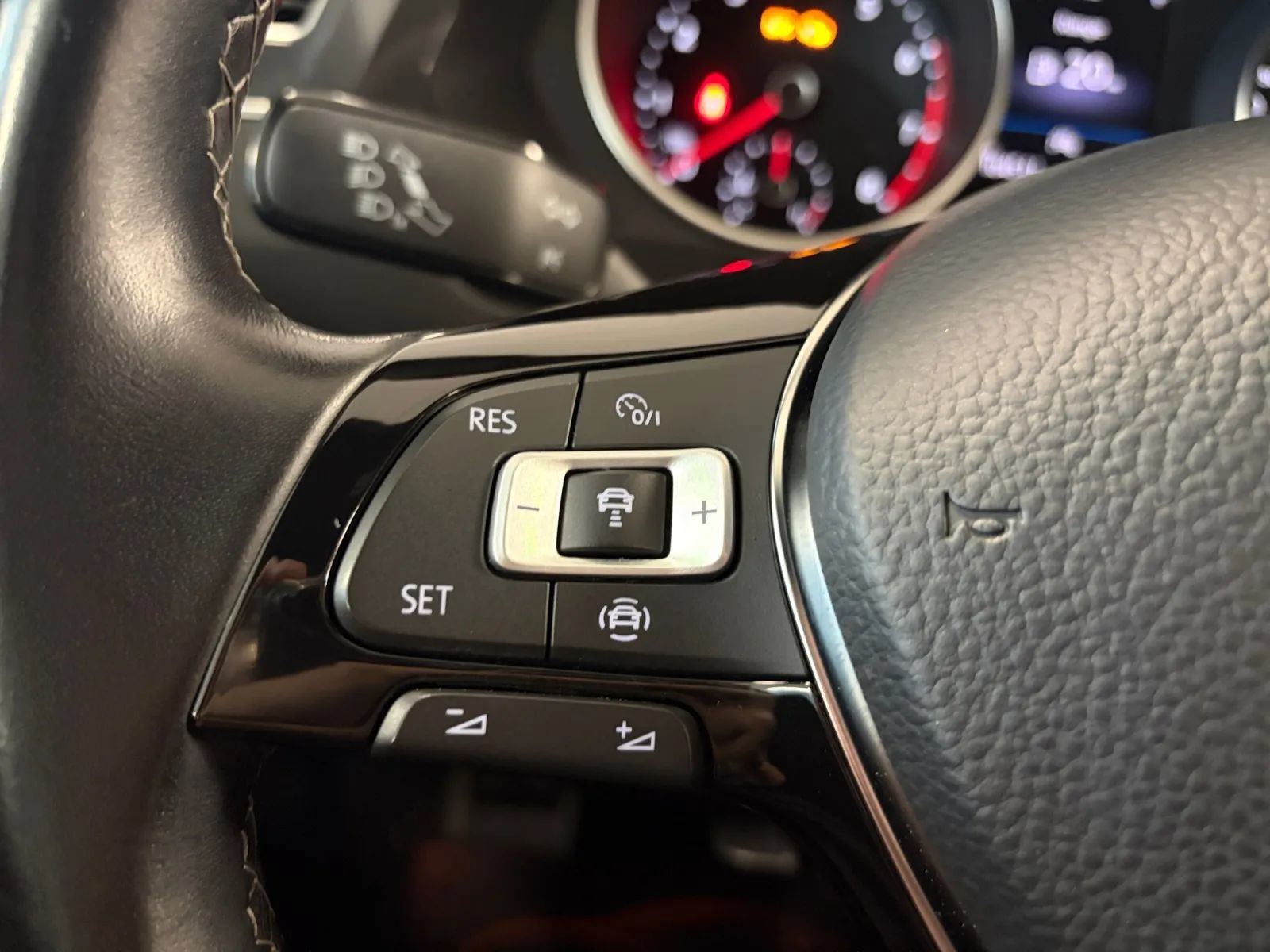 Used 2021 Volkswagen Tiguan SE R-Line AWD/4WD image 30