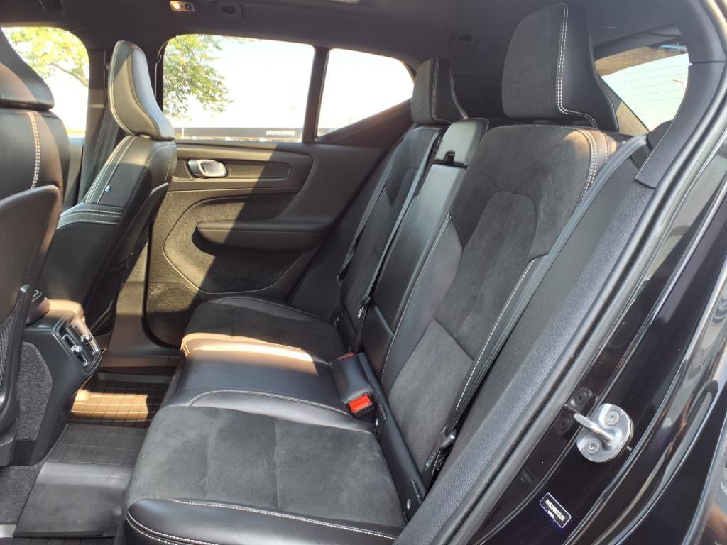 Used 2022 Volvo XC40 T5 R-Design w/ Advanced Package image 10