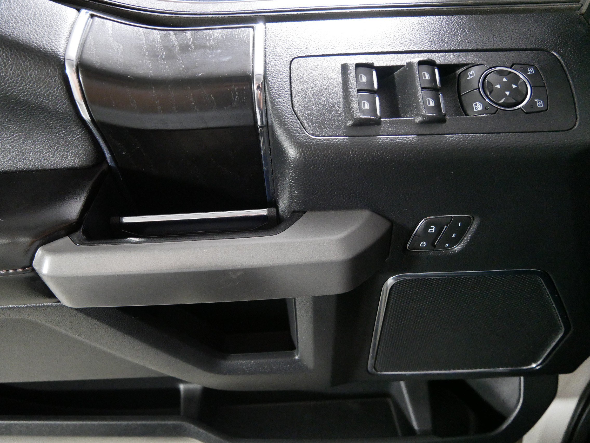 Used 2018 Ford F150 Platinum w/ Equipment Group 701A Luxury AWD/4WD image 19