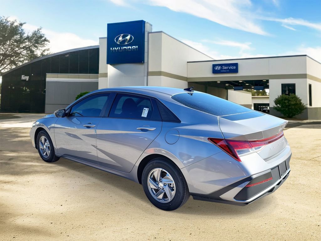 Used 2025 Hyundai Elantra SE FWD image 3