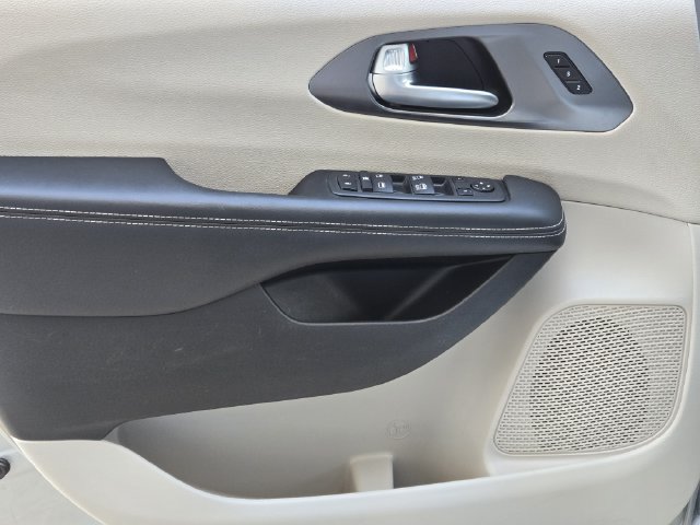 Used 2024 Chrysler Pacifica Touring-L FWD image 23
