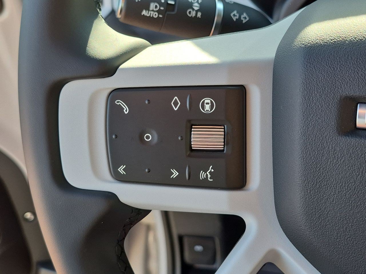 New 2026 Land Rover Defender 110 X-Dynamic SE AWD/4WD image 11
