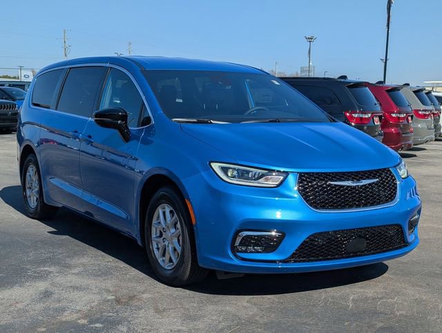 New 2026 Chrysler Pacifica Select image 2