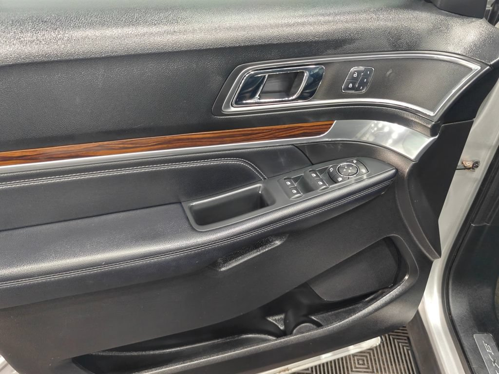 Used 2017 Ford Explorer Limited w/ Equipment Group 301A AWD/4WD image 64