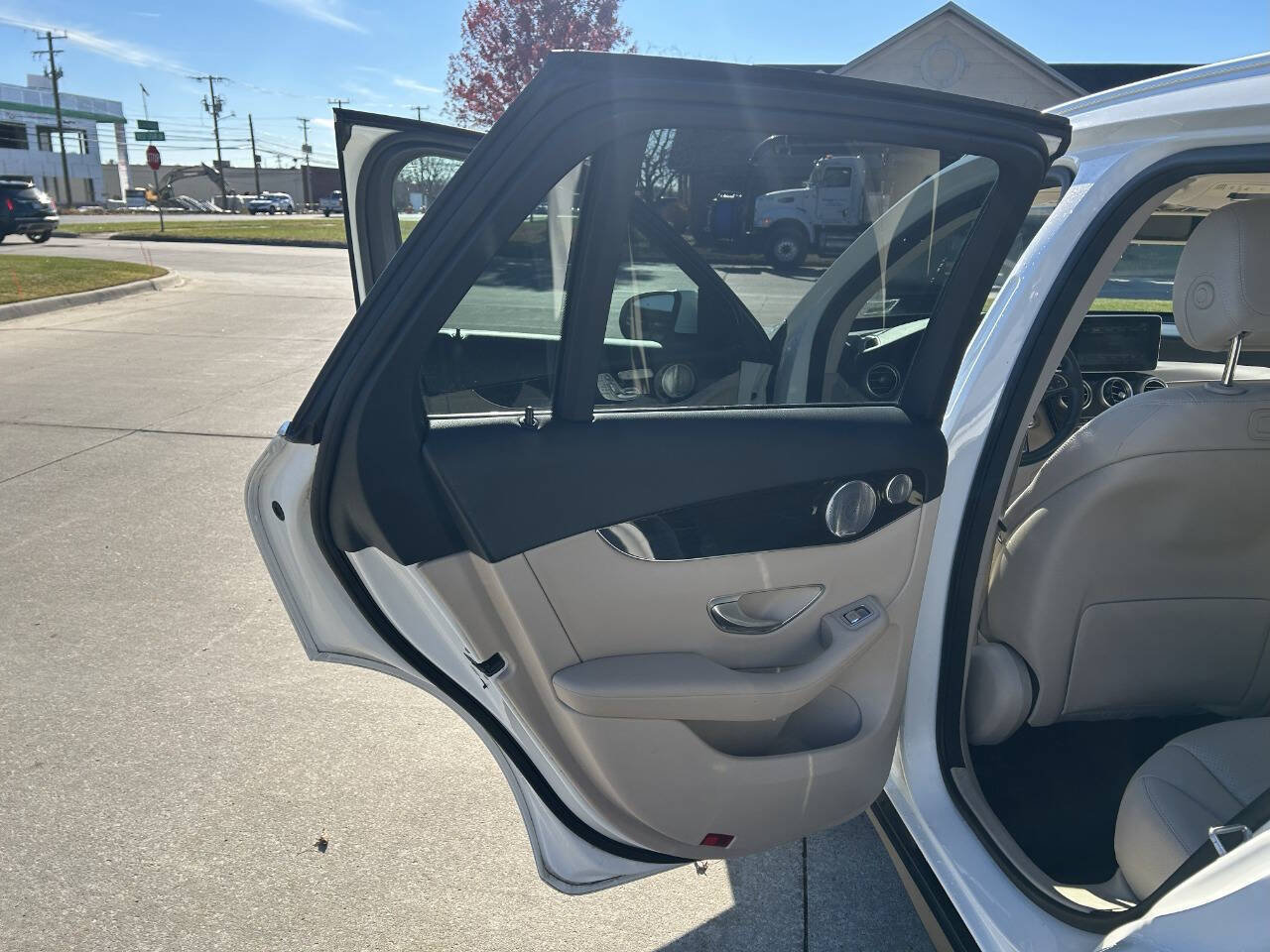 Used 2018 Mercedes-Benz GLC 300 4MATIC image 38