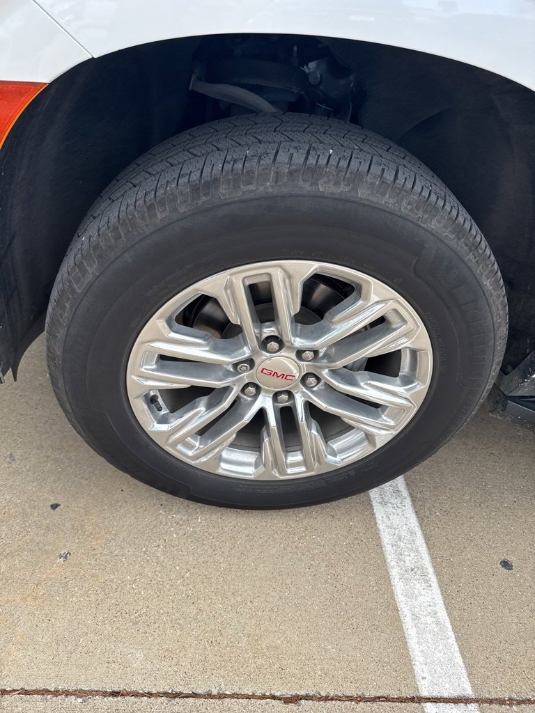 Used 2022 GMC Yukon SLT w/ SLT Luxury Package image 2