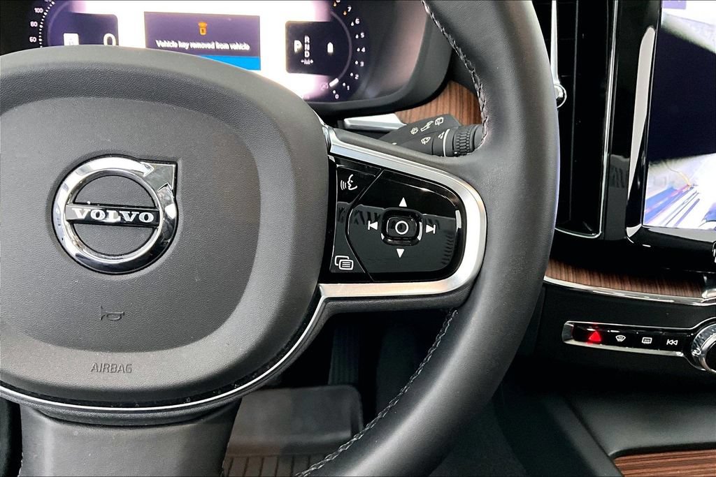 Certified 2023 Volvo XC60 B5 Plus AWD/4WD image 26