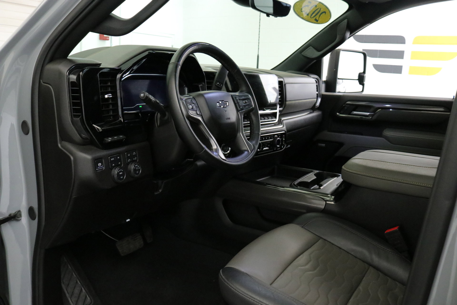 Used 2025 Chevrolet Silverado 2500 ZR2 w/ Technology Package image 22