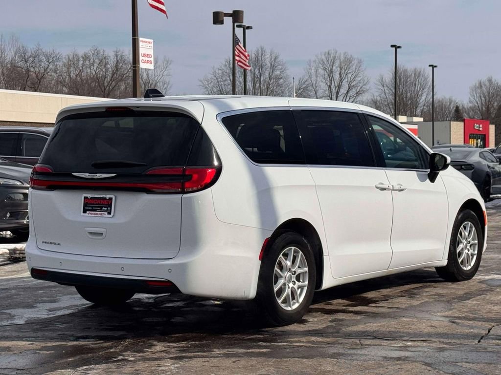 Used 2023 Chrysler Pacifica Touring-L image 7