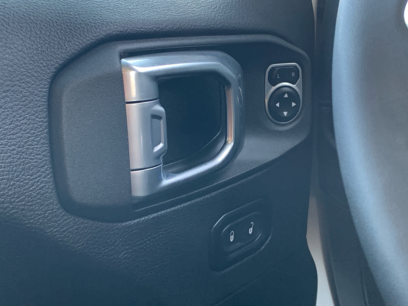 Used 2024 Jeep Wrangler Sahara image 23