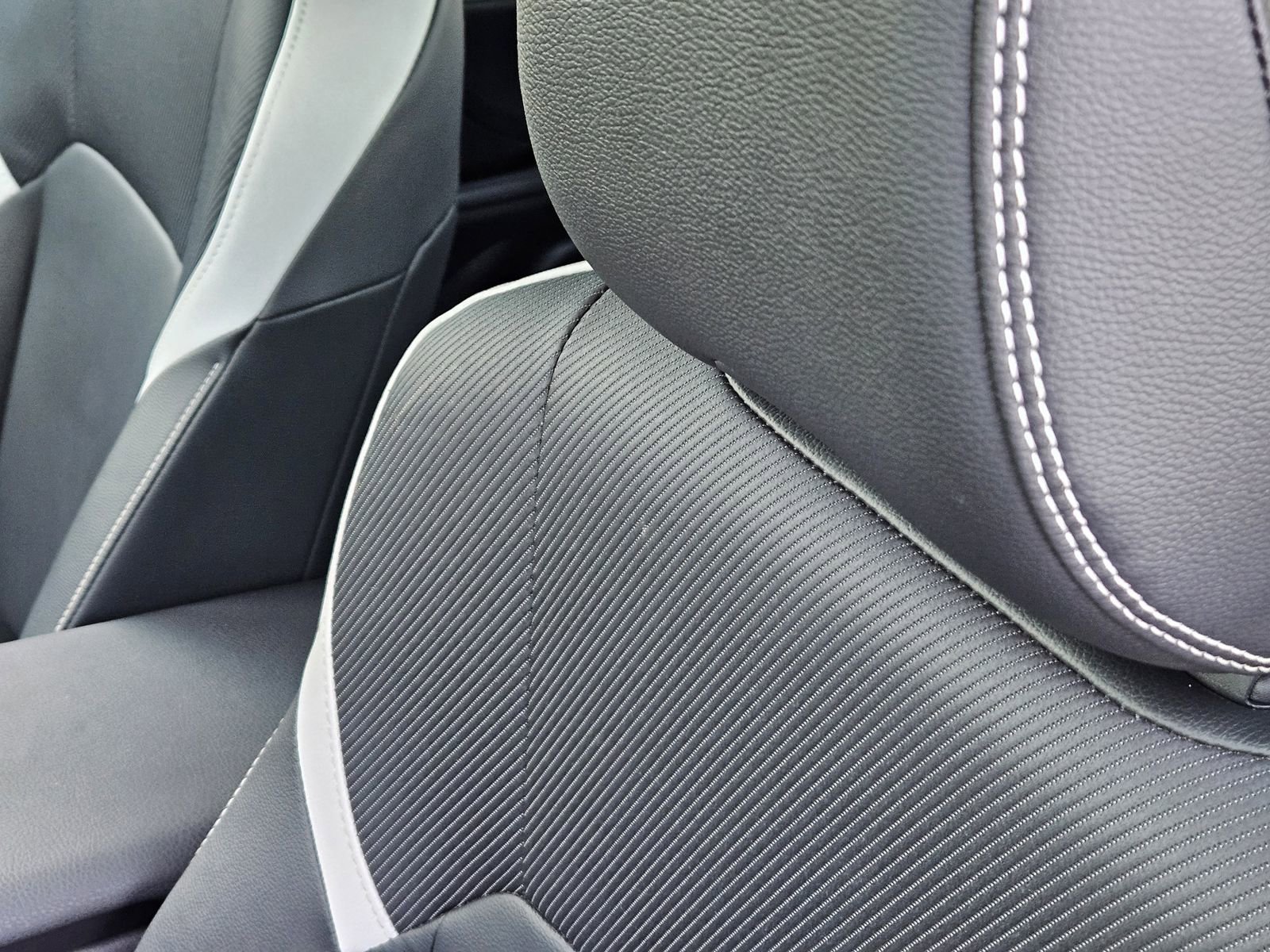 Used 2025 Toyota Camry SE w/ Convenience Package image 33