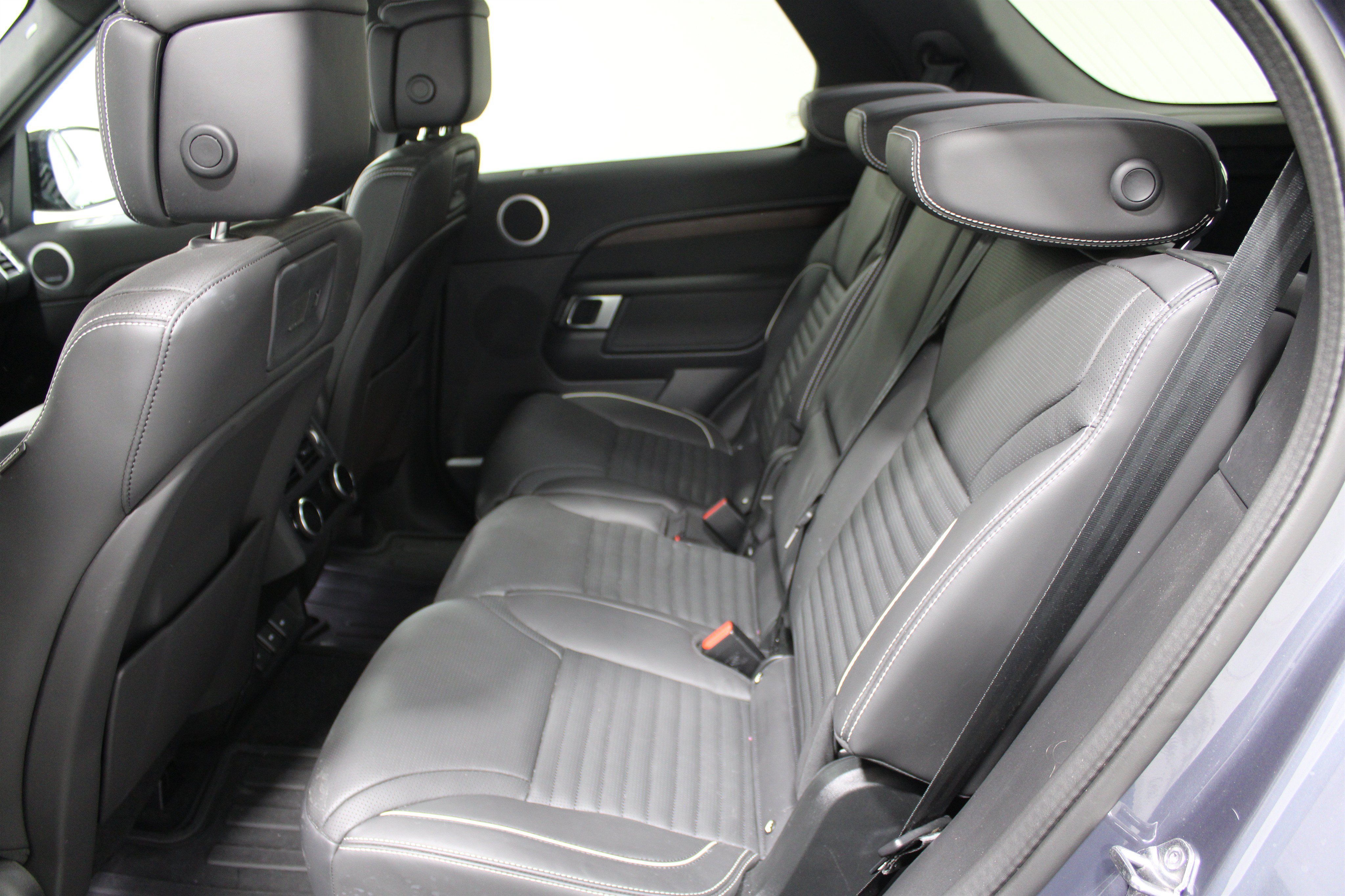 Used 2024 Land Rover Discovery Dynamic SE AWD/4WD image 20