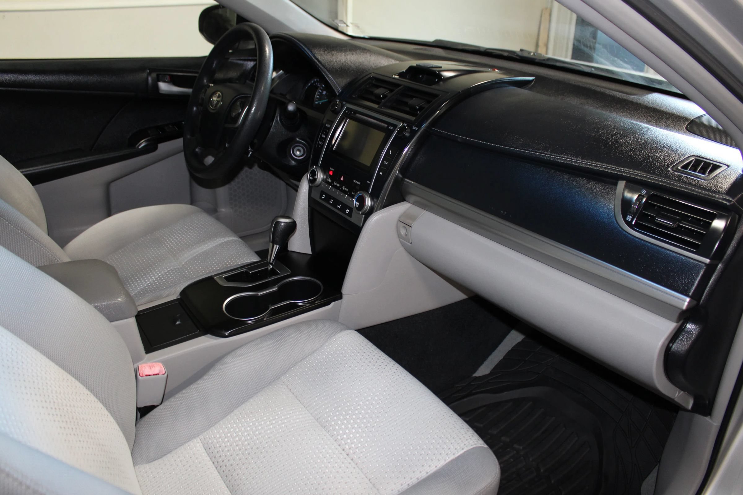 Used 2012 Toyota Camry LE FWD image 22