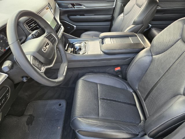 Used 2024 Jeep Wagoneer L Series II RWD image 13