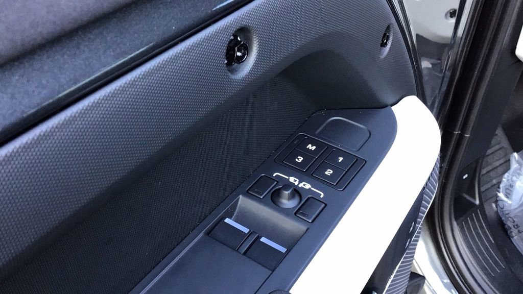 Used 2023 Land Rover Defender 90 SE image 17