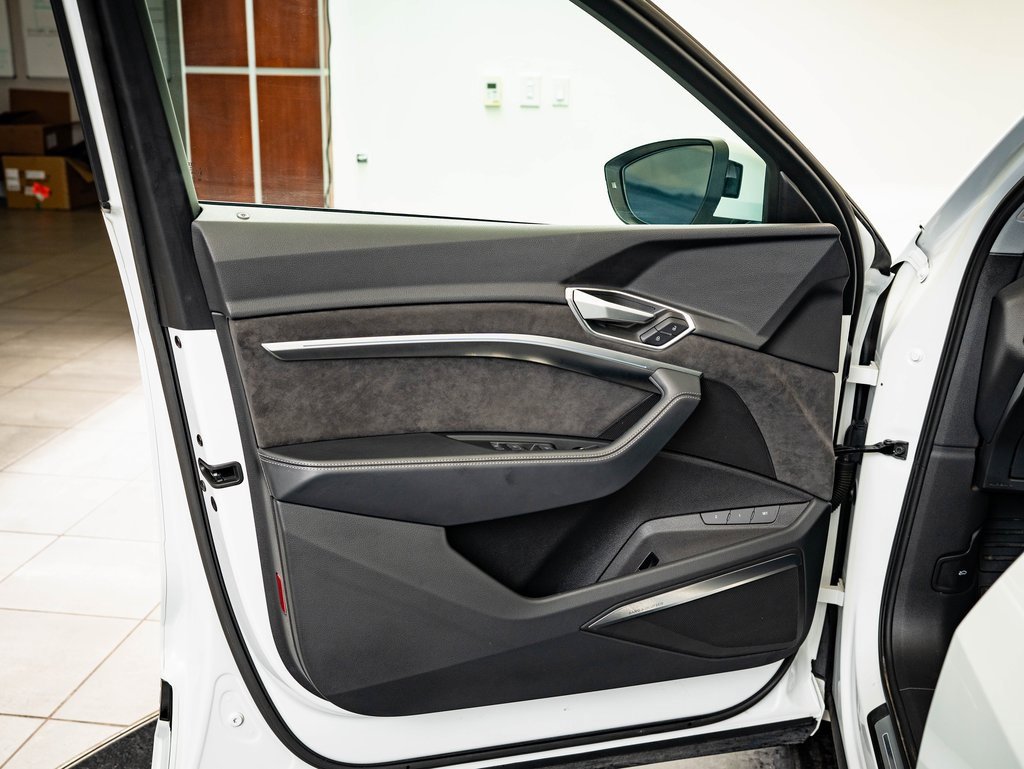 Used 2021 Audi e-tron Prestige w/ Prestige Package image 24