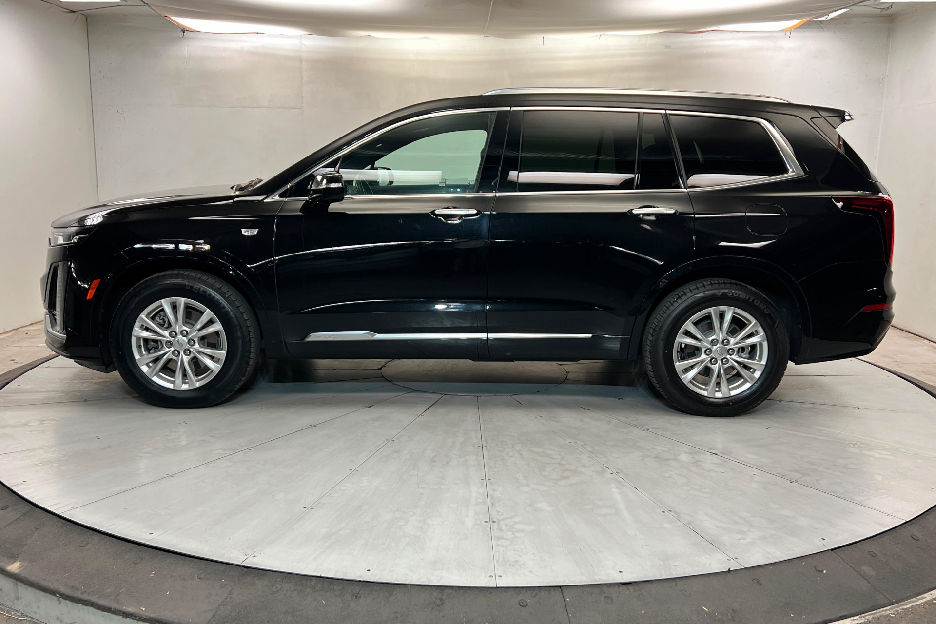 Used 2022 Cadillac XT6 Luxury FWD image 2