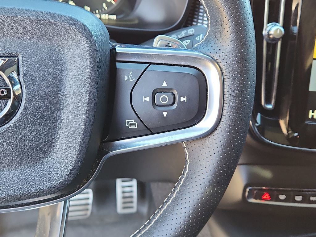 Used 2020 Volvo XC40 T5 R-Design w/ Protection Package Premier image 16